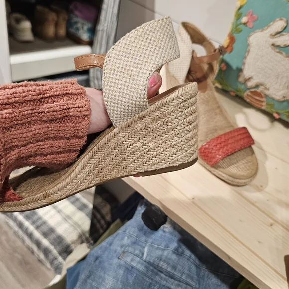 Lucky Brand Women's Wedge Sandals - Picture 4 of 10